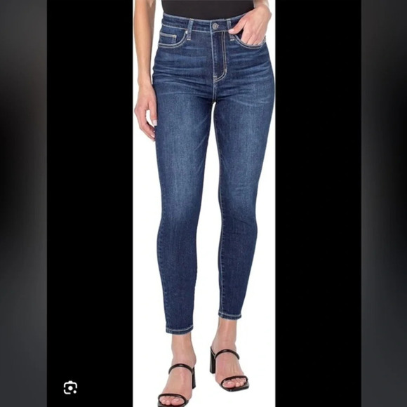 Earnest Sewn Denim - Earnest Sewn jeans size 28 excellent condition​
30 inch inseam 
Made in the U.S.